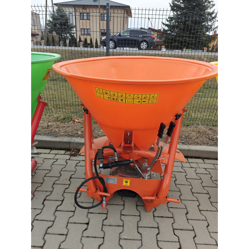 Rozsiewacz/posypywarka nawozów Strumyk z hydraulicznym zamykaniem i kratą S-300LH Rozsiewacz/posypywarka nawozów Strumyk z hydraulicznym zamykaniem i kratą S-300LH