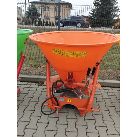 Rozsiewacz/posypywarka nawozów Strumyk z hydraulicznym zamykaniem i kratą S-300LH